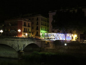 El Vol, espai gastron&ograve;mic. El muntatge sobre el riu Onyar