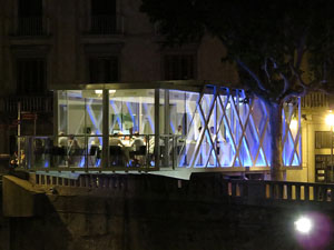 El Vol, espai gastron&ograve;mic. El muntatge sobre el riu Onyar