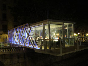 El Vol, espai gastron&ograve;mic. El muntatge sobre el riu Onyar