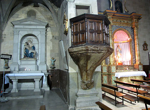 Dues capelles laterals i el púlpit de l'església parroquial de Sant Feliu