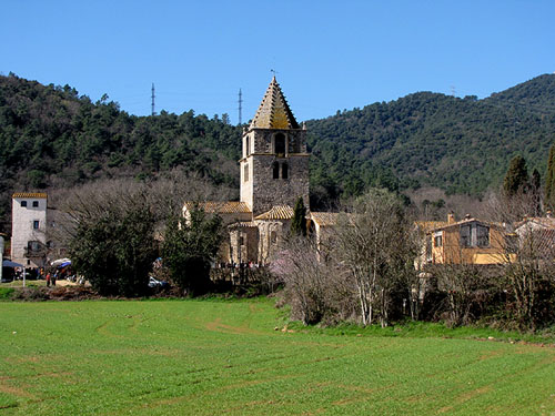 Vista de l'entorn de l'església Vella de Sant Gregori. En primer terme s'hi observen els absis