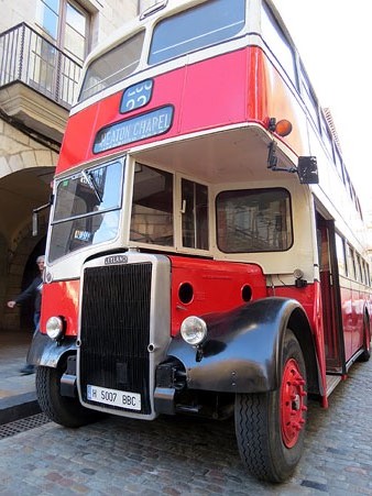 Un Routemaster, un autobús anglès vermell de dues plantes