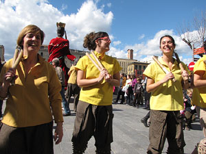 Enlla&ccedil;ats per la Llengua. La cercavila