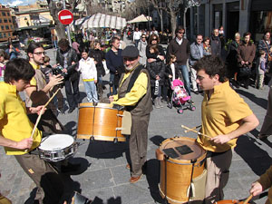 Enlla&ccedil;ats per la Llengua. La cercavila