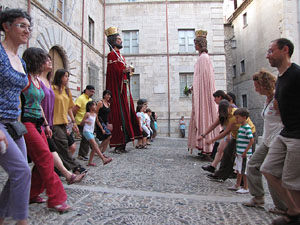 Escampillem. Nit de folk a Girona. Cercavila de gegants i capgrossos