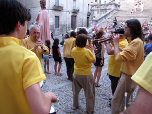 Escampillem. Nit de folk a Girona. Cercavila de gegants i capgrossos
