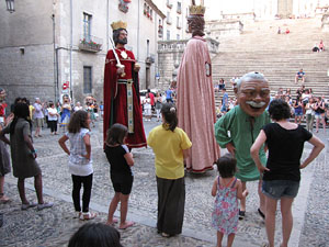 Escampillem. Nit de folk a Girona. Cercavila de gegants i capgrossos