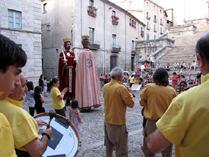 Escampillem. Nit de folk a Girona. Cercavila de gegants i capgrossos