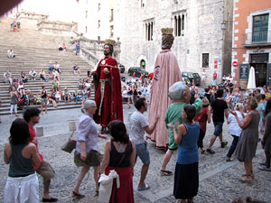 Escampillem. Nit de folk a Girona. Cercavila de gegants i capgrossos
