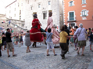 Escampillem. Nit de folk a Girona. Cercavila de gegants i capgrossos