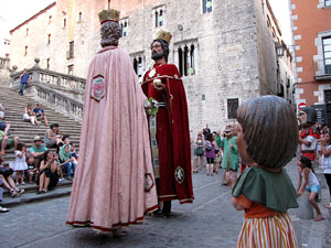 Escampillem. Nit de folk a Girona. Cercavila de gegants i capgrossos