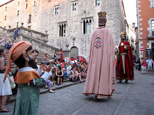 Escampillem. Nit de folk a Girona. Cercavila de gegants i capgrossos