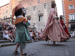 Escampillem. Nit de folk a Girona. Cercavila de gegants i capgrossos