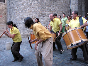 Escampillem. Nit de folk a Girona. Cercavila de gegants i capgrossos