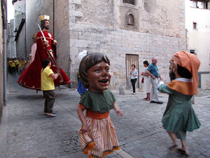 Escampillem. Nit de folk a Girona. Cercavila de gegants i capgrossos