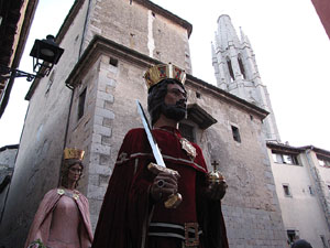 Escampillem. Nit de folk a Girona. Cercavila de gegants i capgrossos