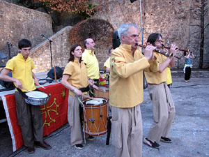 Escampillem. Nit de folk a Girona. Cercavila de gegants i capgrossos
