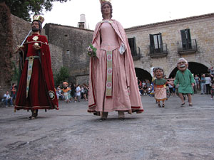 Escampillem. Nit de folk a Girona. Cercavila de gegants i capgrossos