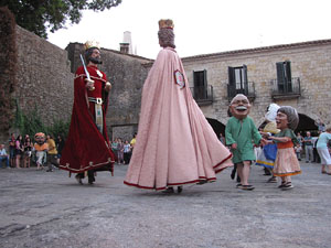 Escampillem. Nit de folk a Girona. Cercavila de gegants i capgrossos