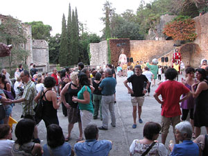 Escampillem. Nit de folk a Girona. Cercavila de gegants i capgrossos