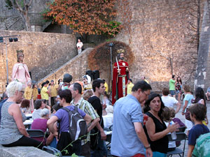 Escampillem. Nit de folk a Girona. Cercavila de gegants i capgrossos