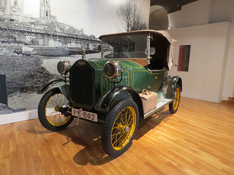 Automòbil antic a l'entrada de l'exposició