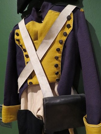 Uniforme de militar francès. Reproducció de 1950 d'un uniforme de 1800. Llana. Museu d'Història de Girona