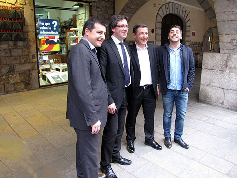 Josep Roca, l'alcalde de Girona, Carles Puigdemont, Joan Roca i Jordi Roca, a la plaça del Vi