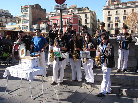Concert de nadales i d'altres cançons pel grup Xaranga Damm-er al Pont de Pedra.