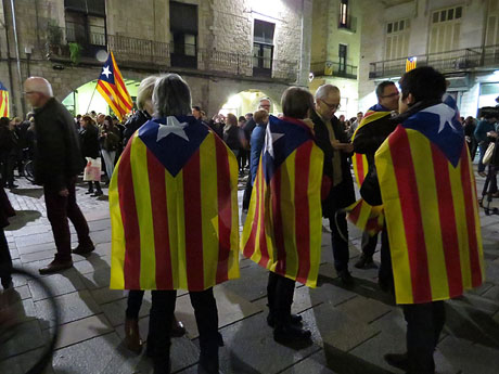 Concentració a la plaça del Vi per celebrar el nomenament de Carles Puigdemont com a candidat a la presidència de la Generalitat de Catalunya