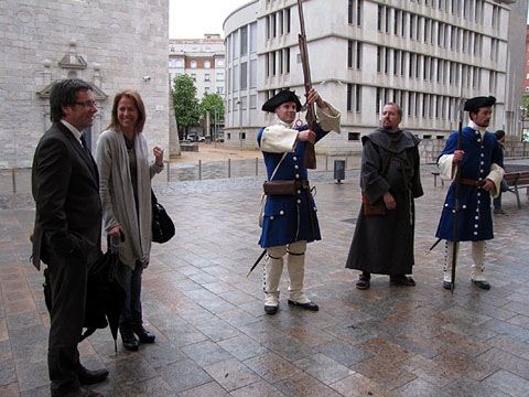 L'alcalde de Girona Carles Puigdemont i la regidora Marta Madrenas, saludats a l'entrada a la Casa de Cultura pels Miquelets de Girona - Regiment de Sant Narcís