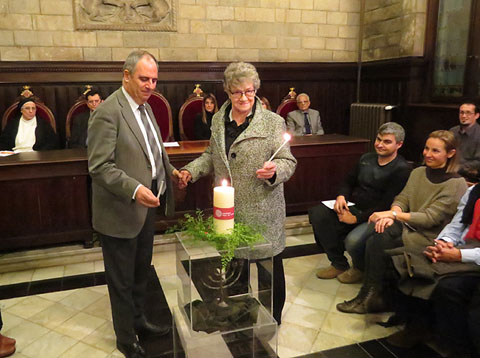 Anna Pascual, vídua d'Isidre Vicens, i d'Albert Ballesta, alcalde de Girona, encenen l'espelma testimonial
