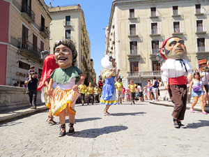 Cercavila amb els gegants i capgrossos de Girona, els de Torroella de Montgrí i els del Grupo Cultural Aserrí de Costa Rica