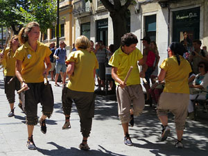 Cercavila amb els gegants i capgrossos de Girona, els de Torroella de Montgrí i els del Grupo Cultural Aserrí de Costa Rica