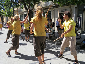 Cercavila amb els gegants i capgrossos de Girona, els de Torroella de Montgrí i els del Grupo Cultural Aserrí de Costa Rica