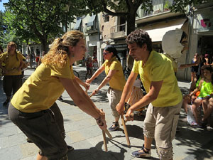 Cercavila amb els gegants i capgrossos de Girona, els de Torroella de Montgrí i els del Grupo Cultural Aserrí de Costa Rica