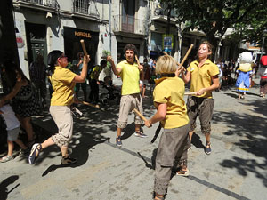 Cercavila amb els gegants i capgrossos de Girona, els de Torroella de Montgrí i els del Grupo Cultural Aserrí de Costa Rica