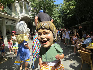 Cercavila amb els gegants i capgrossos de Girona, els de Torroella de Montgrí i els del Grupo Cultural Aserrí de Costa Rica