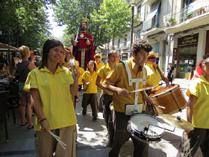 Cercavila amb els gegants i capgrossos de Girona, els de Torroella de Montgrí i els del Grupo Cultural Aserrí de Costa Rica