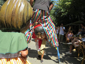 Cercavila amb els gegants i capgrossos de Girona, els de Torroella de Montgrí i els del Grupo Cultural Aserrí de Costa Rica