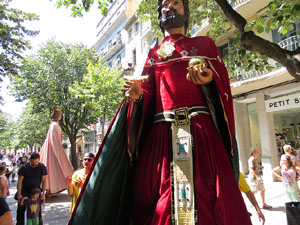 Cercavila amb els gegants i capgrossos de Girona, els de Torroella de Montgrí i els del Grupo Cultural Aserrí de Costa Rica