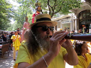 Cercavila amb els gegants i capgrossos de Girona, els de Torroella de Montgrí i els del Grupo Cultural Aserrí de Costa Rica