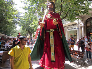 Cercavila amb els gegants i capgrossos de Girona, els de Torroella de Montgrí i els del Grupo Cultural Aserrí de Costa Rica