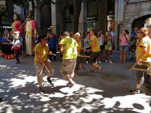 Cercavila amb els gegants i capgrossos de Girona, els de Torroella de Montgrí i els del Grupo Cultural Aserrí de Costa Rica