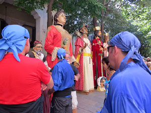 Cercavila amb els gegants i capgrossos de Girona, els de Torroella de Montgrí i els del Grupo Cultural Aserrí de Costa Rica