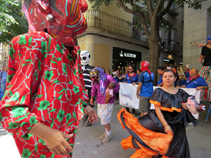 Cercavila amb els gegants i capgrossos de Girona, els de Torroella de Montgrí i els del Grupo Cultural Aserrí de Costa Rica