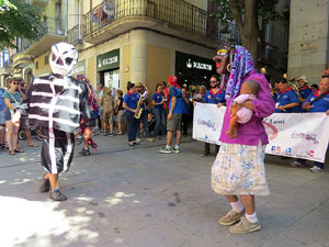 Cercavila amb els gegants i capgrossos de Girona, els de Torroella de Montgrí i els del Grupo Cultural Aserrí de Costa Rica