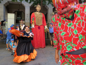 Cercavila amb els gegants i capgrossos de Girona, els de Torroella de Montgrí i els del Grupo Cultural Aserrí de Costa Rica
