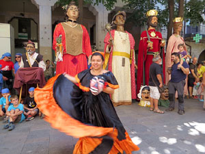 Cercavila amb els gegants i capgrossos de Girona, els de Torroella de Montgrí i els del Grupo Cultural Aserrí de Costa Rica