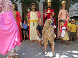Cercavila amb els gegants i capgrossos de Girona, els de Torroella de Montgrí i els del Grupo Cultural Aserrí de Costa RicaCosta Rica